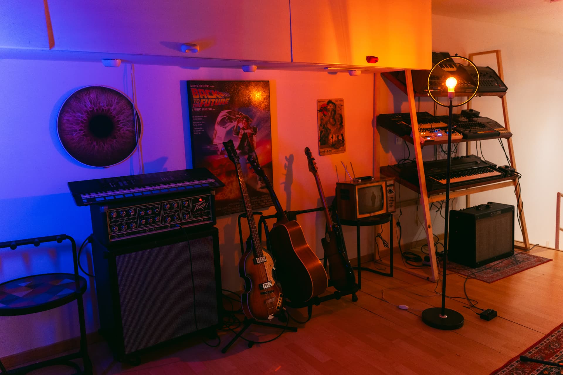 Sala de sintes y guitarras del estudio Magnophonic